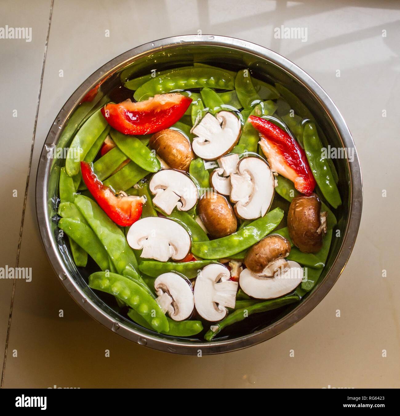 Grünes Gemüse in Wasser einweichen Bereit zum Kochen Stockfoto