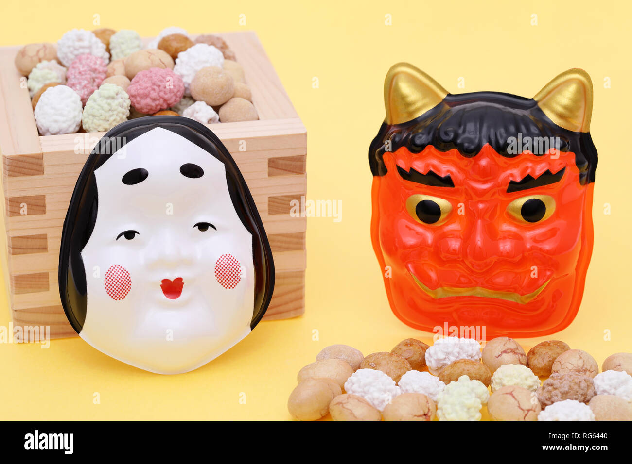 Japanische traditionelle Veranstaltung, Soja Snacks und Maske der Dämon auf eine jährliche Veranstaltung/Setsubun verwendet. Stockfoto