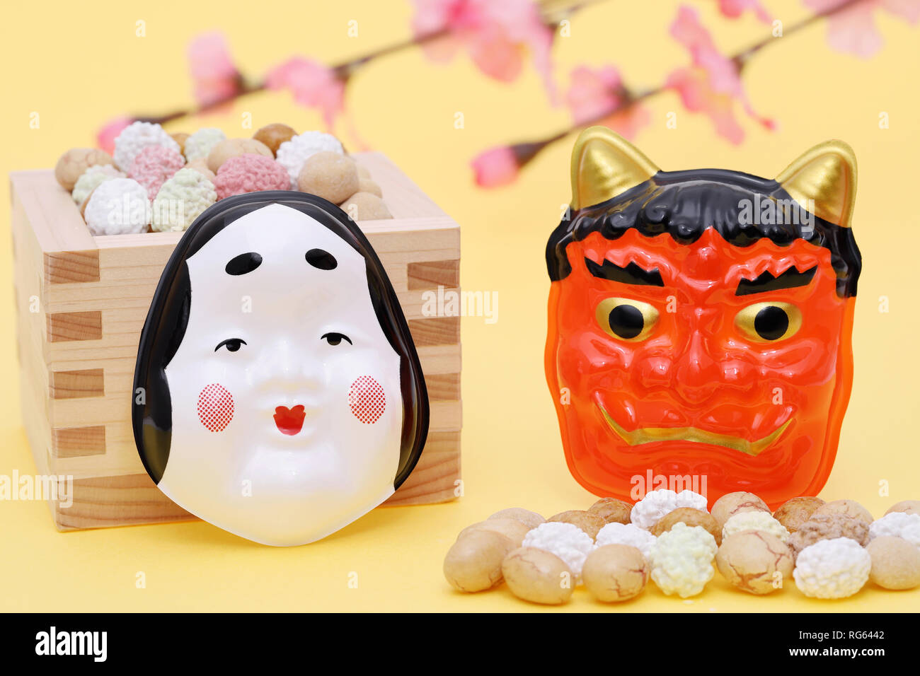 Japanische traditionelle Veranstaltung, Soja Snacks und Maske der Dämon auf eine jährliche Veranstaltung/Setsubun verwendet. Stockfoto