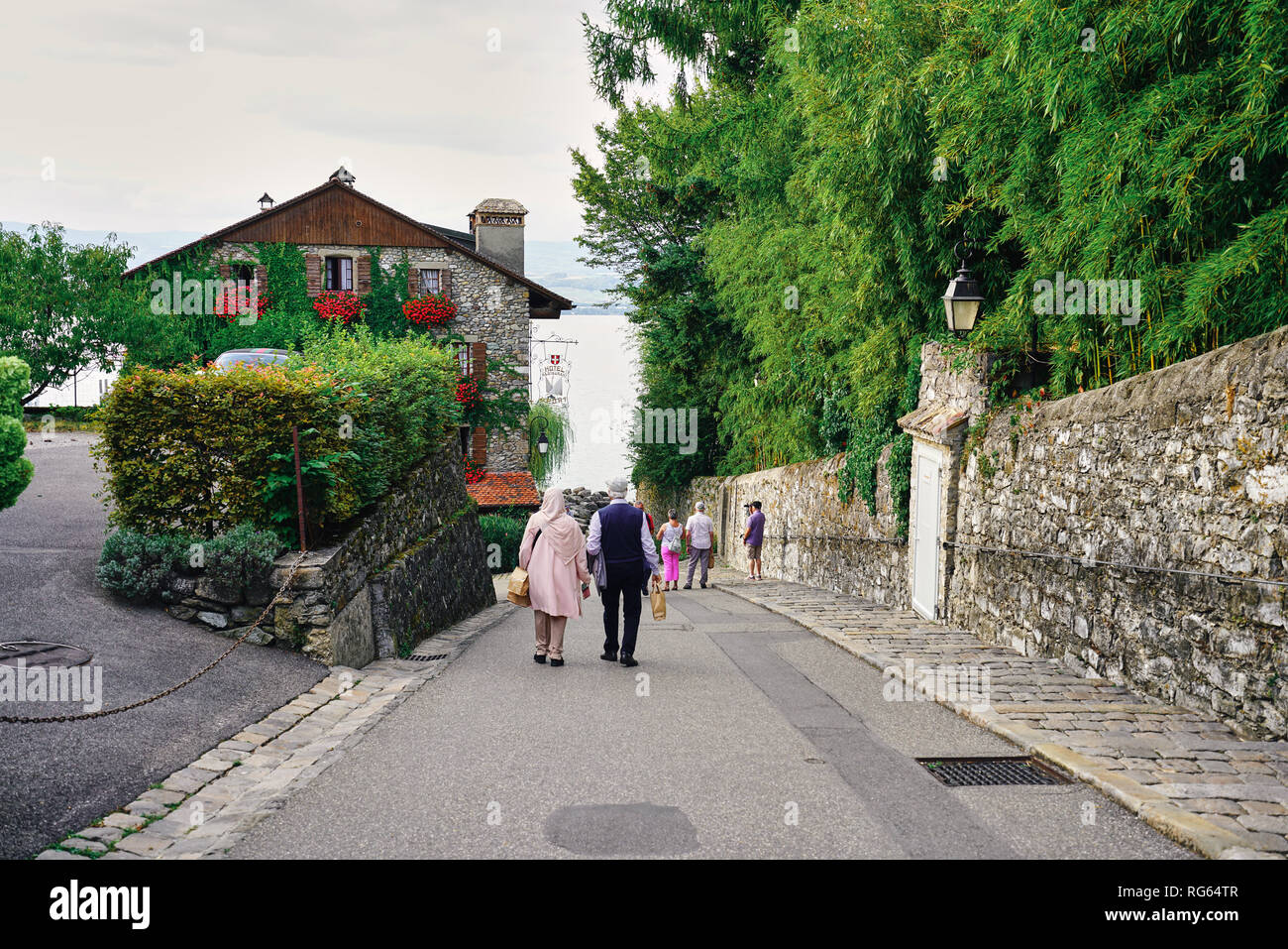 Wandern in der französischen Stadt Yvoire Stockfoto