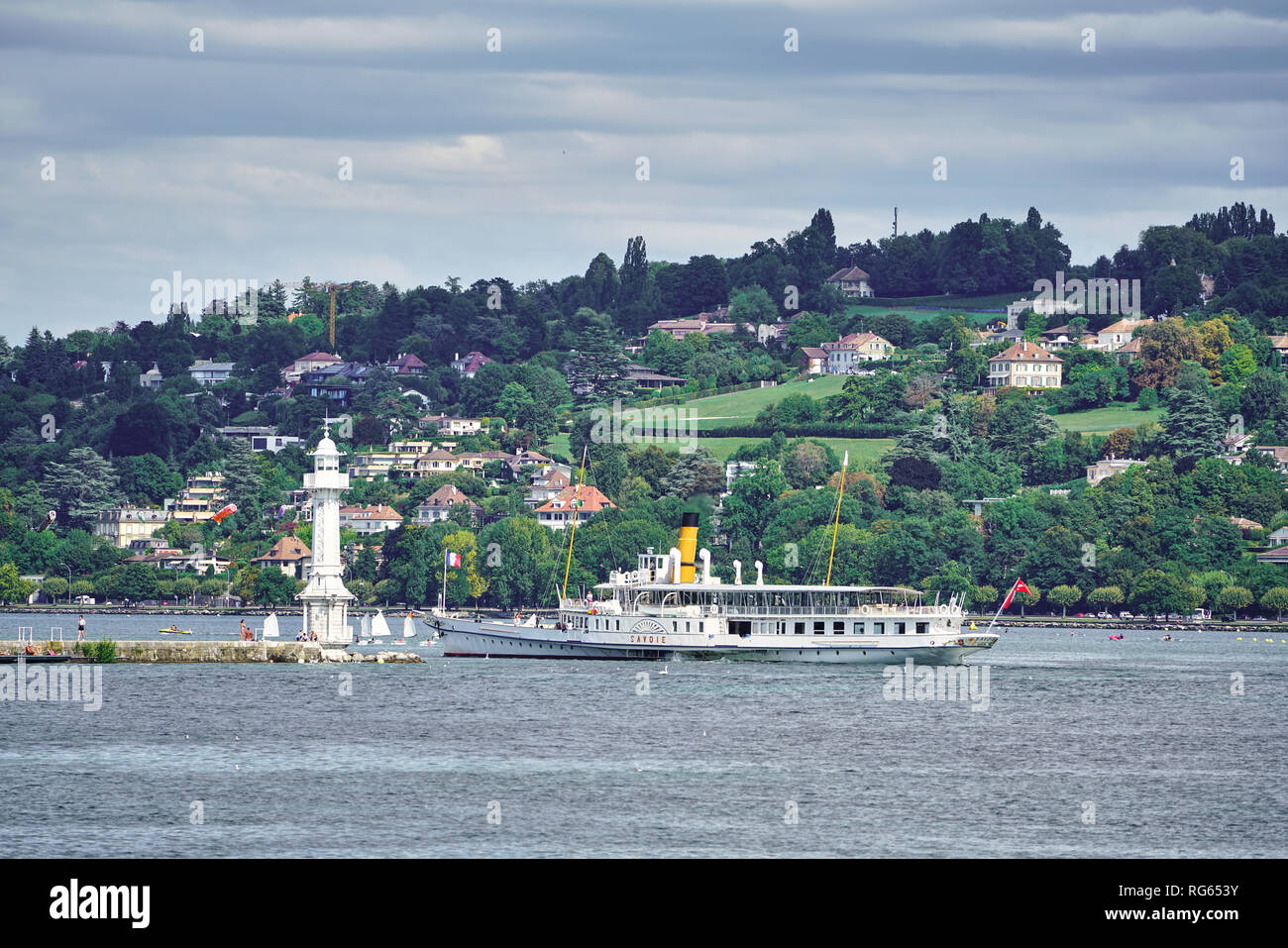Panorama des Genfer Sees mit Booten, Leuchtturm und grüner Natur, Genf, Schweiz Stockfoto