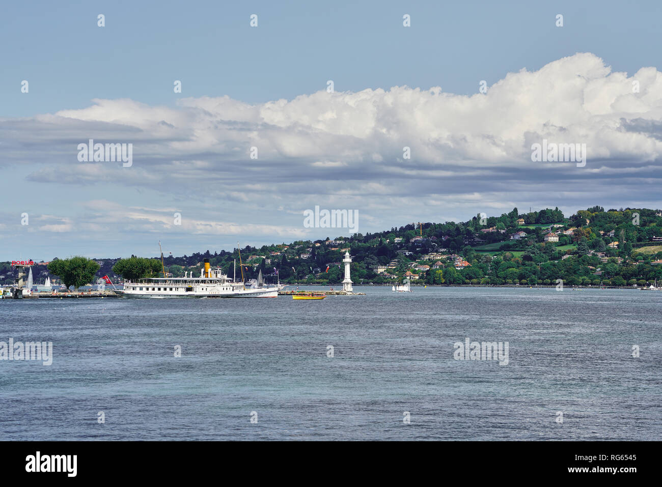 Panorama des Genfer Sees mit Booten, Leuchtturm und grüner Natur, Genf, Schweiz Stockfoto