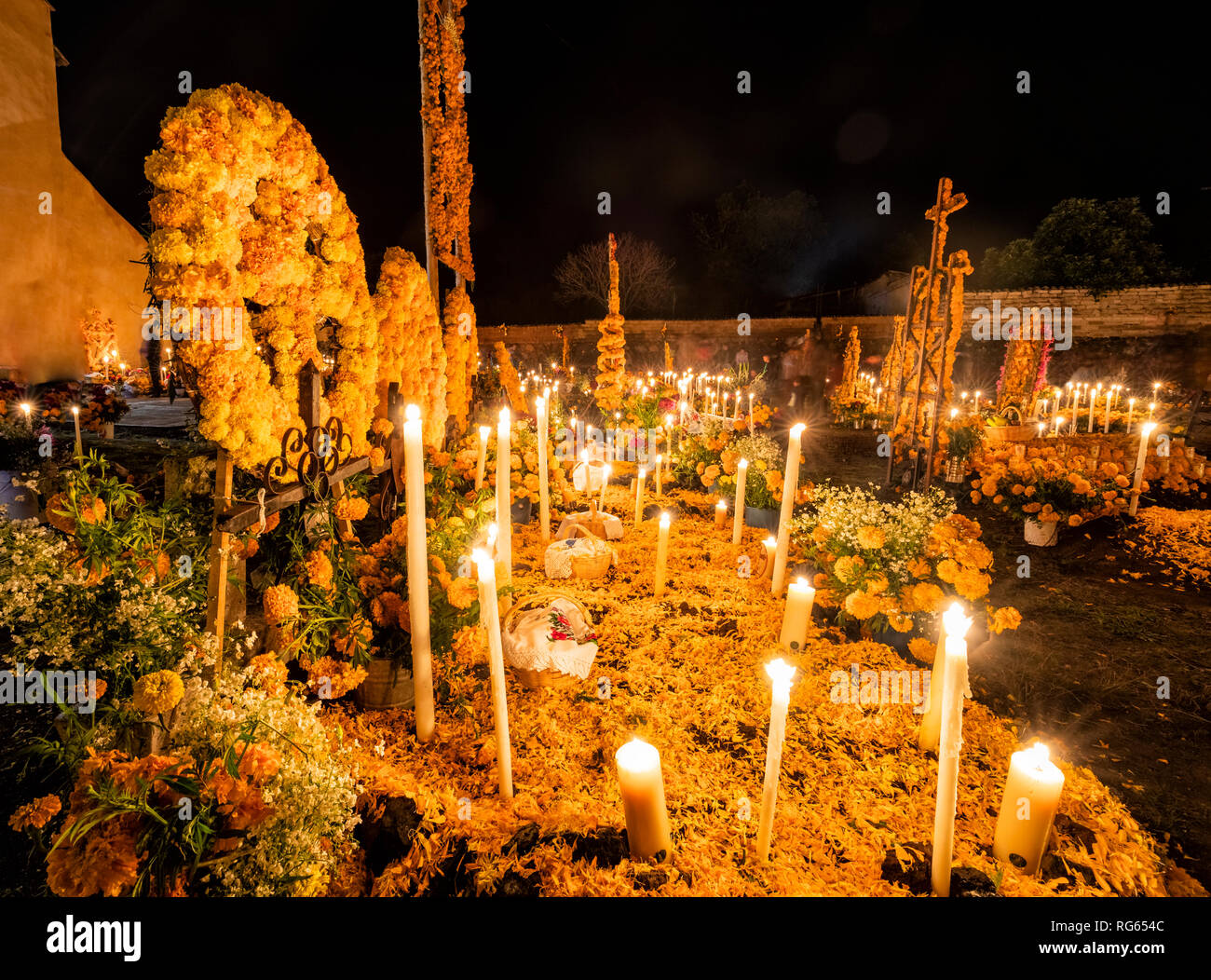 Die candelit Friedhof von Arocutin, Michoacán, Mexiko während der Tag der Toten. Stockfoto