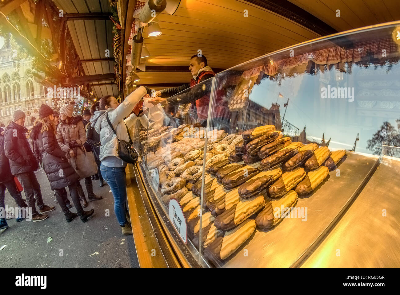 Wien, Österreich - 26. Dezember 2018. Der Weihnachtsmarkt vor dem Rathaus  (City Hall), die Leute kaufen frisches Gebäck der Messe Stockfotografie -  Alamy