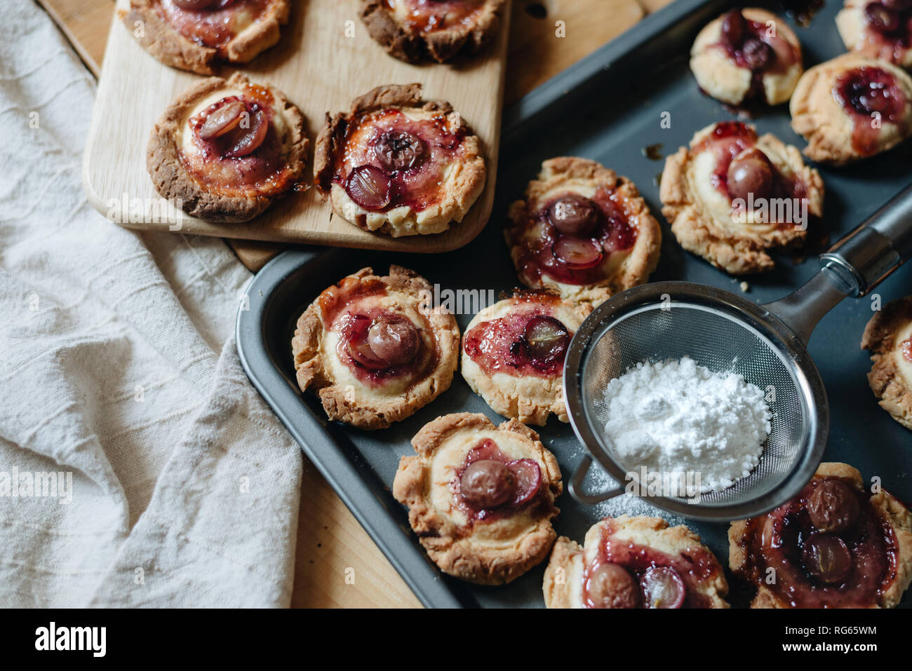 Sichten Puderzucker auf burry Cookies Stockfoto