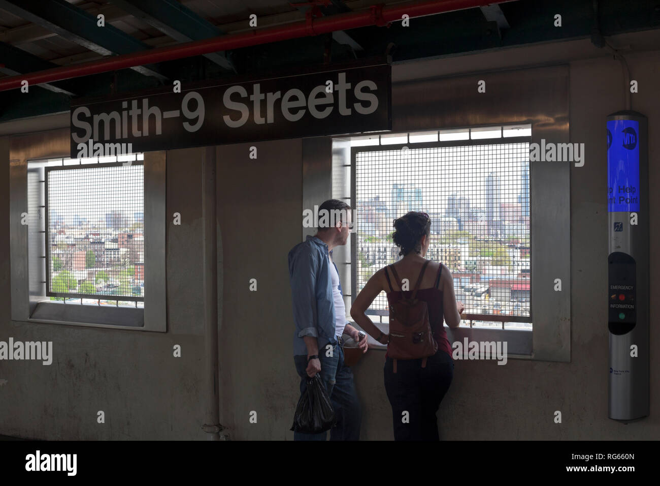 Menschen gehen über ihr tägliches Leben in New York City. Stockfoto