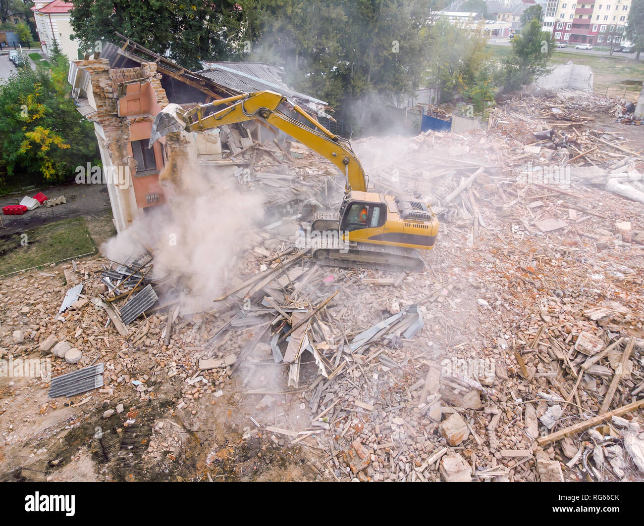 Big bagger Dekonstruktion Gebäude. schwere Maschine mit Ruinen umgeben Stockfoto