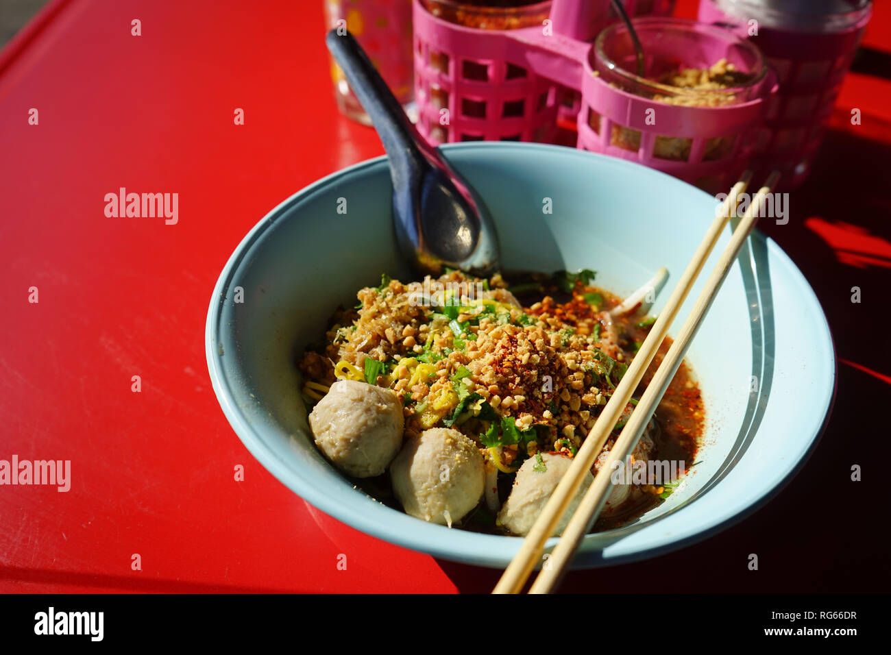 Ei Nudeln und würzige Suppe in Thai Street Market Stockfoto