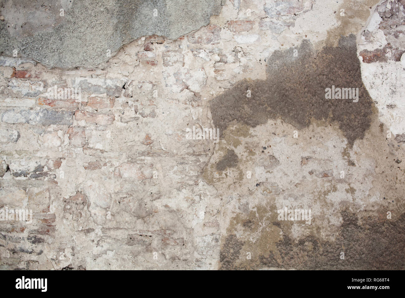 Alte mittelalterliche Putz und Mauerwerk im Schatten Stockfoto