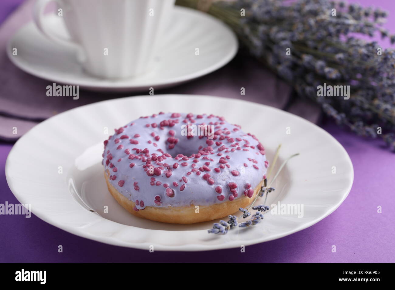 Lavendel Lavendel Kaffee und Donut mit Bündel von lavendelblüten Stockfoto