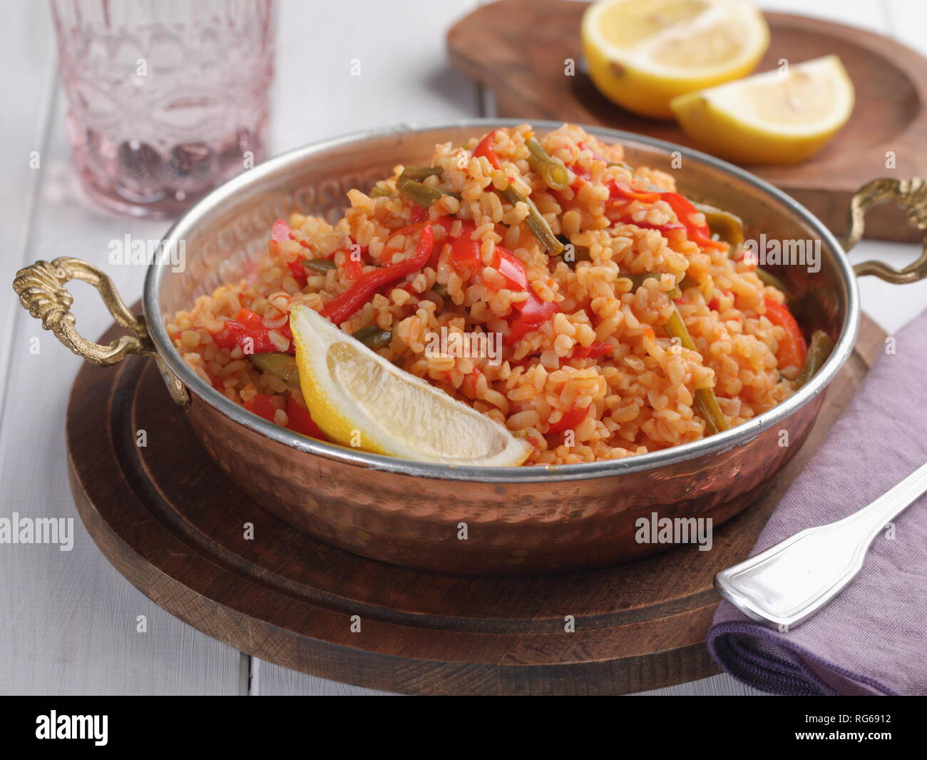 Vegetarisch bulgur Pilaw mit Spargel Bohnen, roten Pfeffer und Zitrone Stockfoto