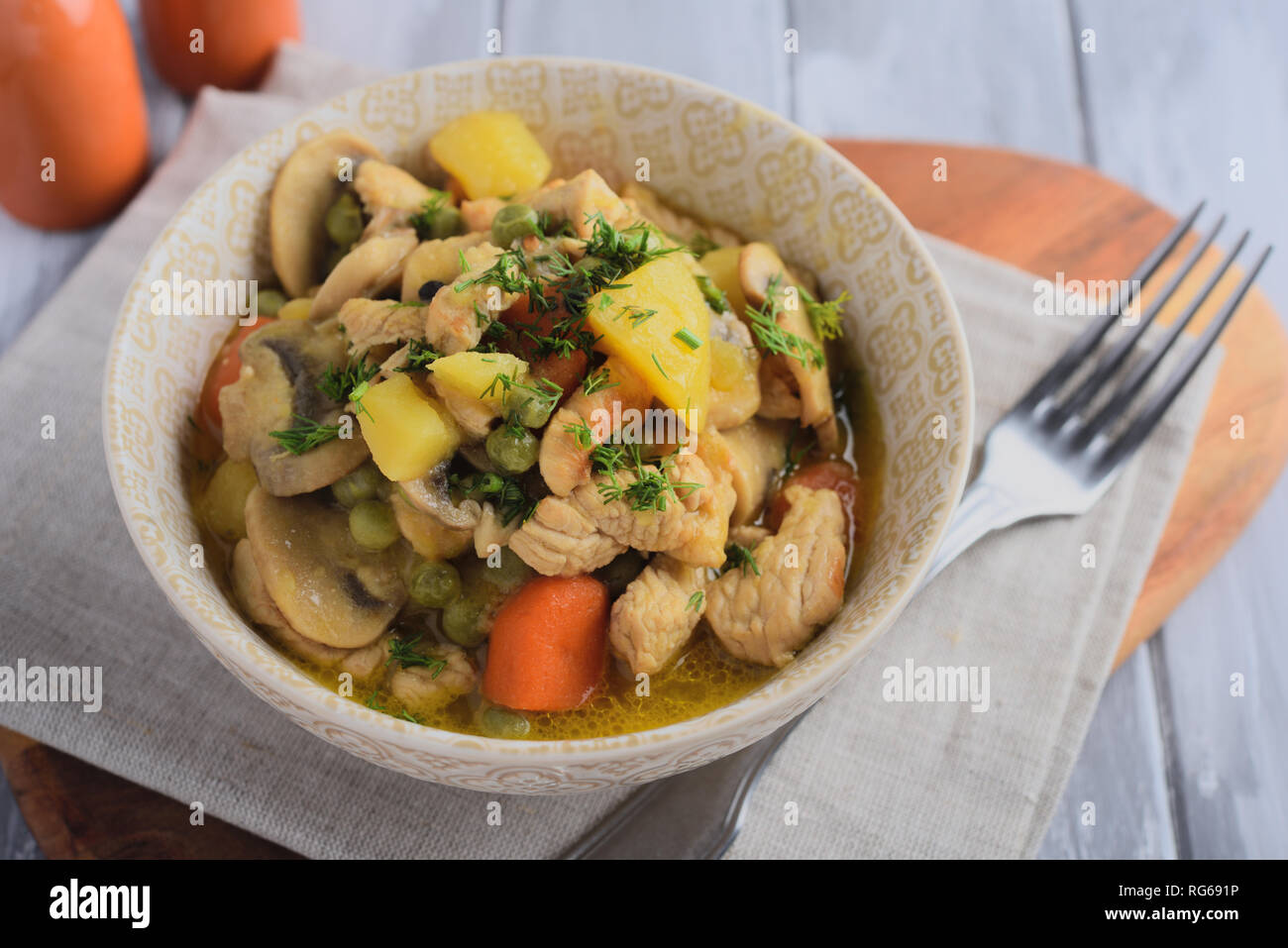 Huhn und Champignons Frikassee mit Kartoffeln, Karotten, Erbsen, und Dill Stockfoto