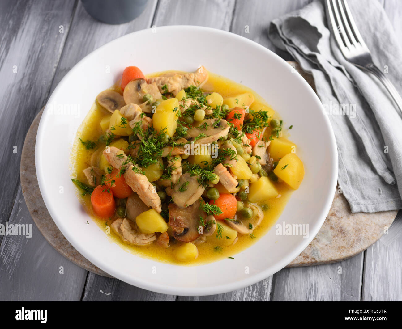 Huhn und Champignons Frikassee mit Kartoffeln, Karotten, Erbsen, und Dill Stockfoto