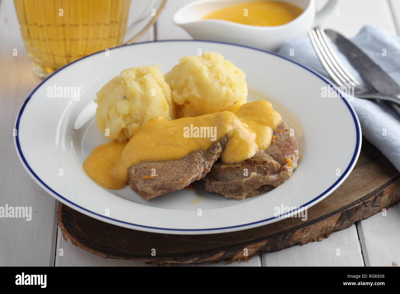 Na Svickova smetane, Filet in Sahnesauce, dem traditionellen tschechischen Fleischgericht mit Kartoffelpüree und Bier Stockfoto