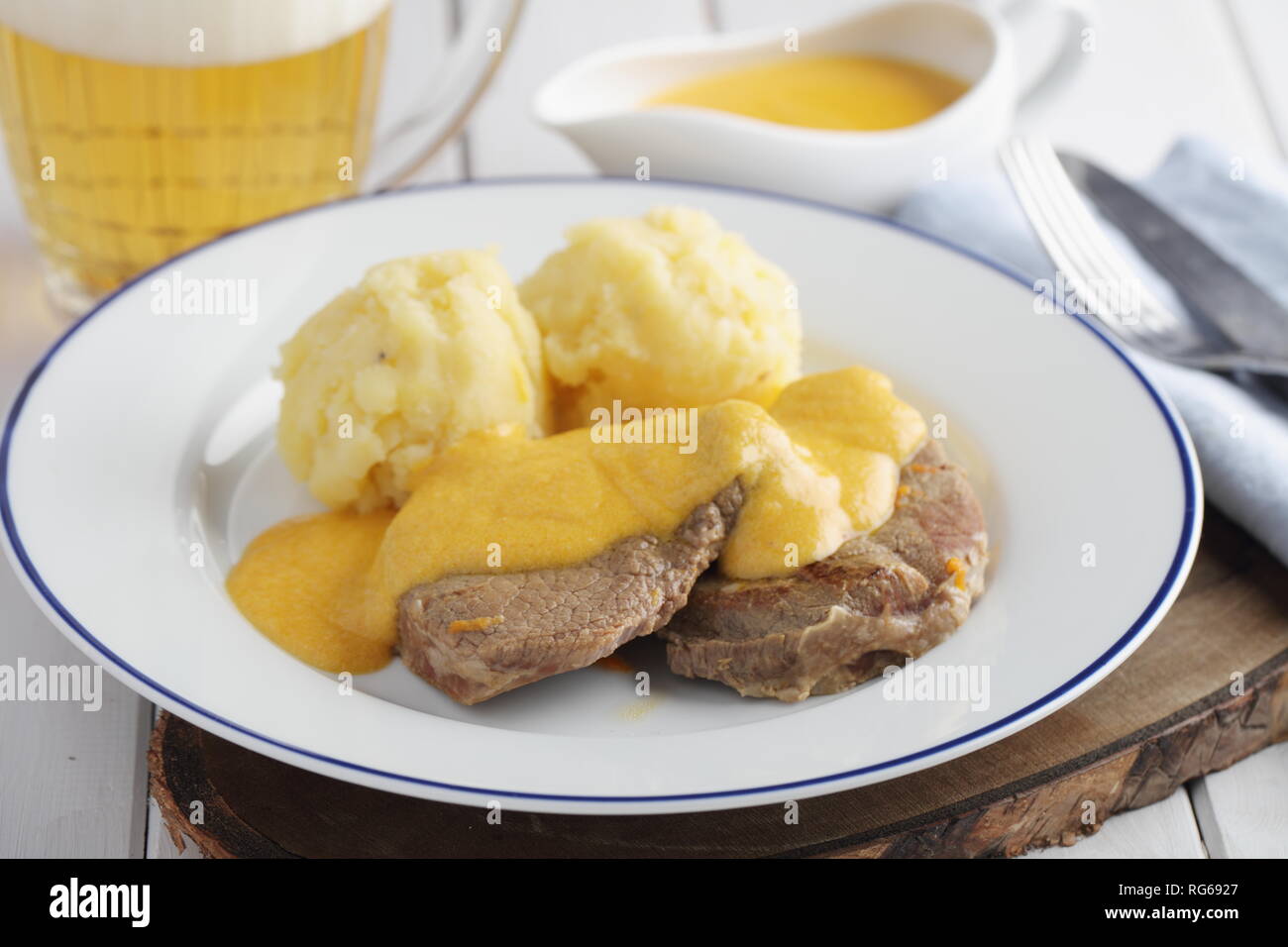 Na Svickova smetane, Filet in Sahnesauce, dem traditionellen tschechischen Fleischgericht mit Kartoffelpüree und Bier Stockfoto