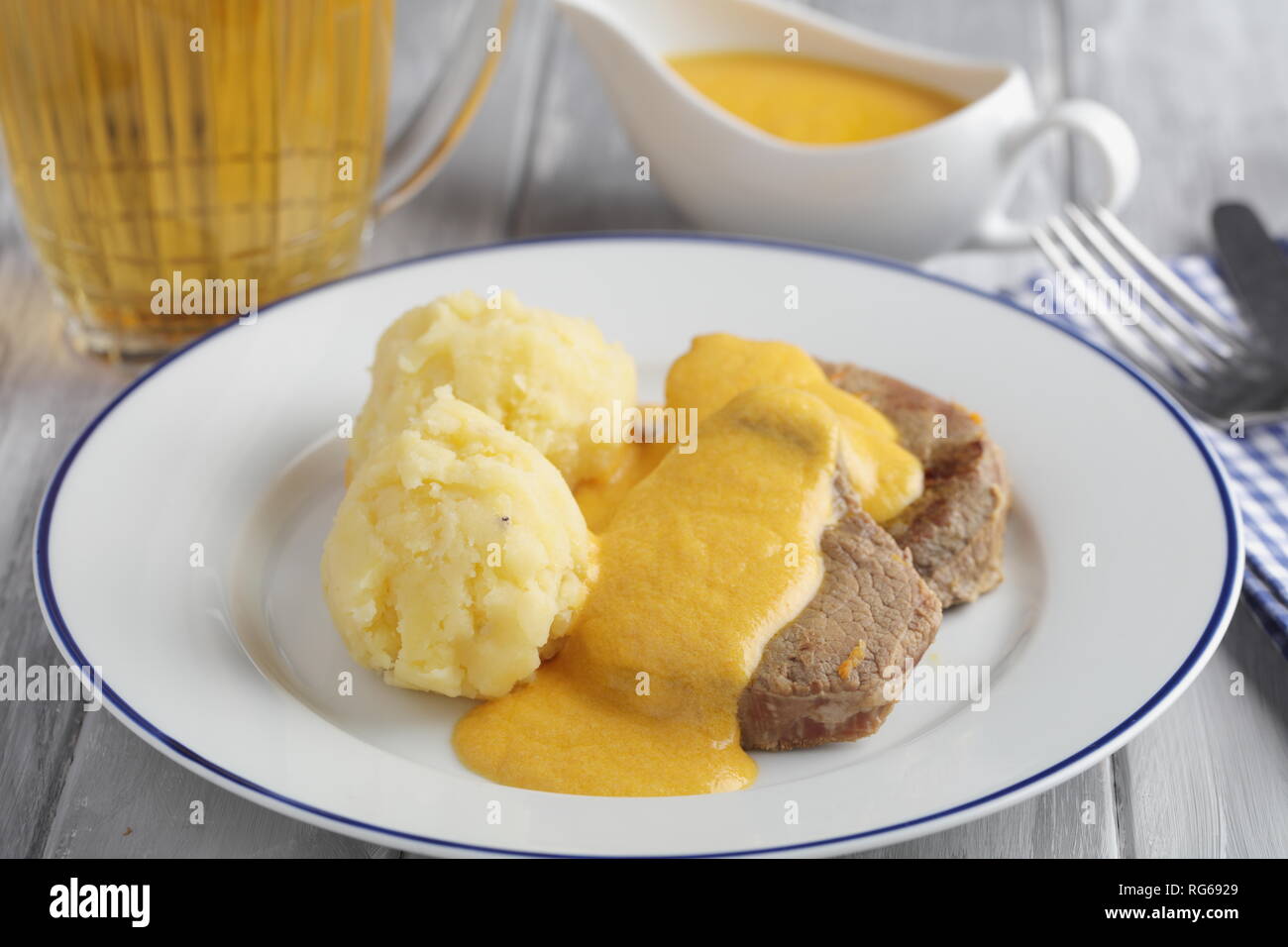 Na Svickova smetane, Filet in Sahnesauce, dem traditionellen tschechischen Fleischgericht mit Kartoffelpüree und Bier Stockfoto