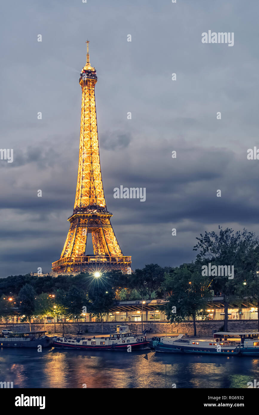 Eiffelturm am Abend in Paris. Stockfoto