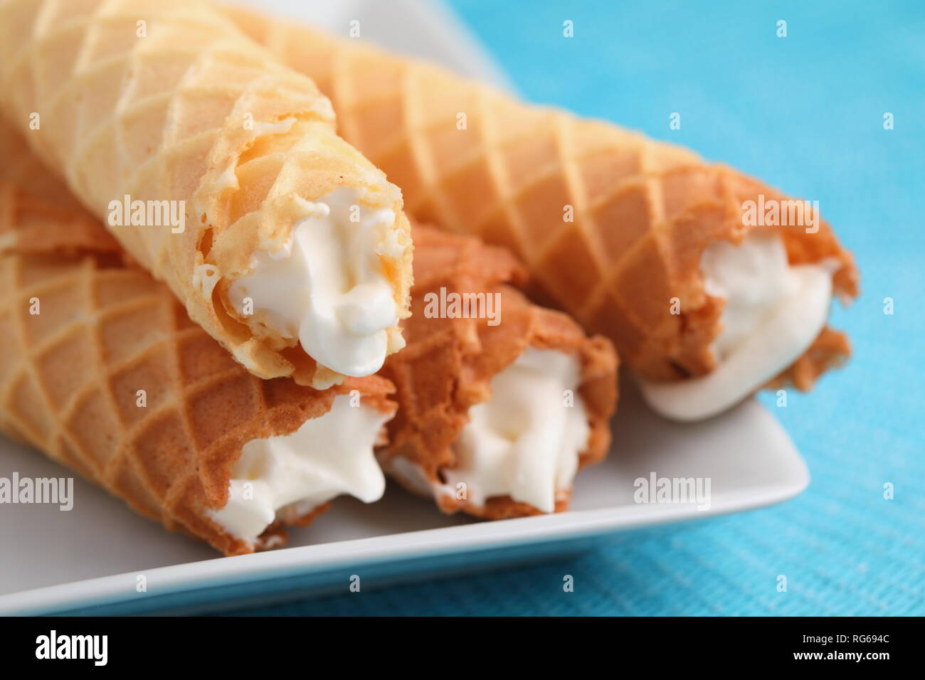 Gaufres de Montcuq, gerollt Wafer mit cremefüllung auf einem weißen Teller Stockfoto