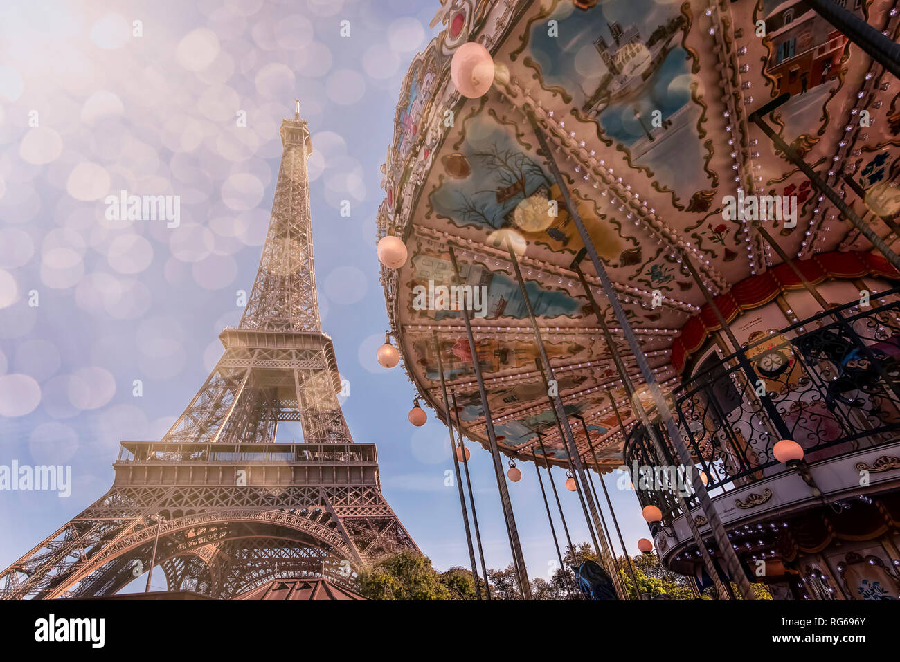 Karussell und Eiffelturm in Paris. Stockfoto