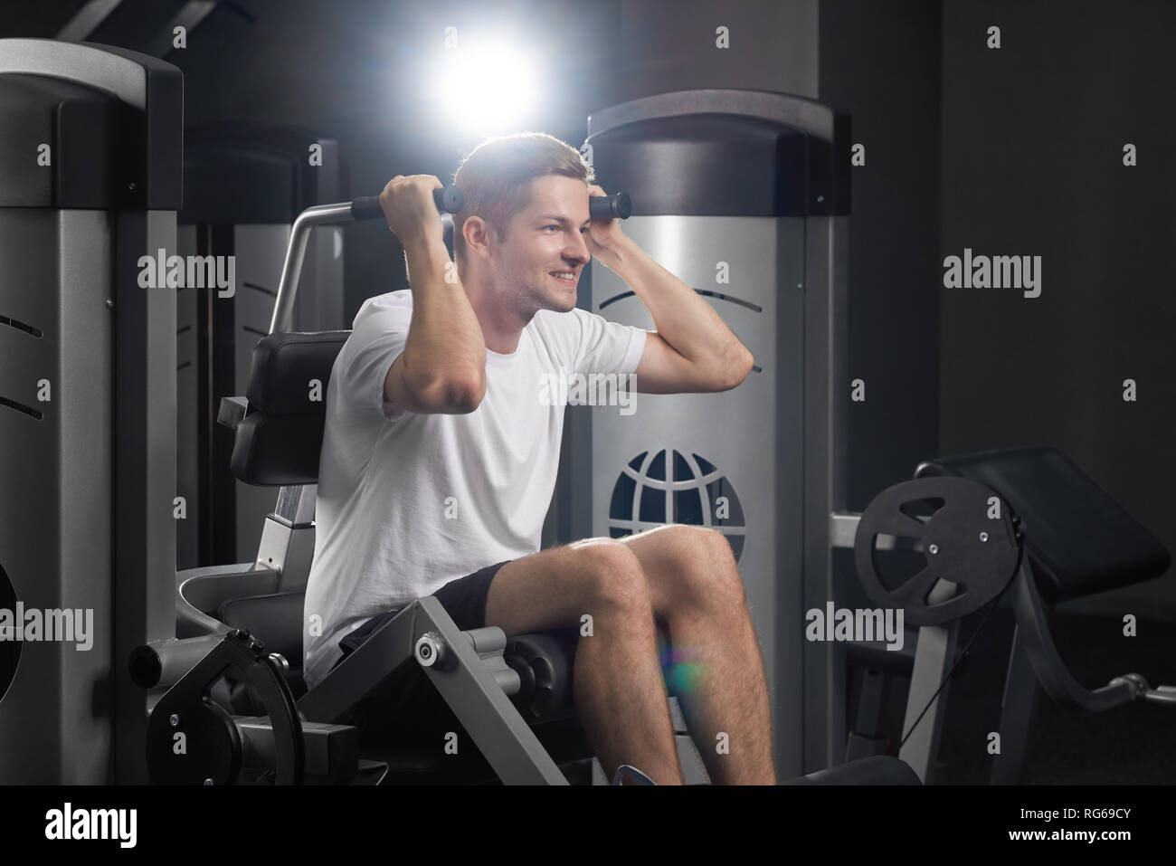 Closeup idoor Portrait von ypung attraktive passen konzentriert sirious Sportler in der Turnhalle. Starke lächelte zuversichtlich Athlet tun spesial Übungen mit Sport Ausrüstungen in der Turnhalle. Konzept des Lebensstils. Stockfoto