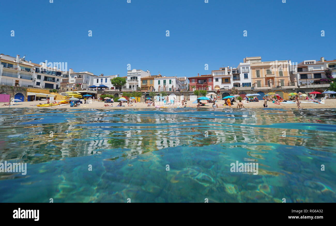 CALELLA DE PALAFRUGELL, SPANIEN - 21.06.2018: Sommer Urlaub im El Canadell Strand, Mittelmeer, Katalonien, Costa Brava, von der Wasseroberfläche gesehen Stockfoto