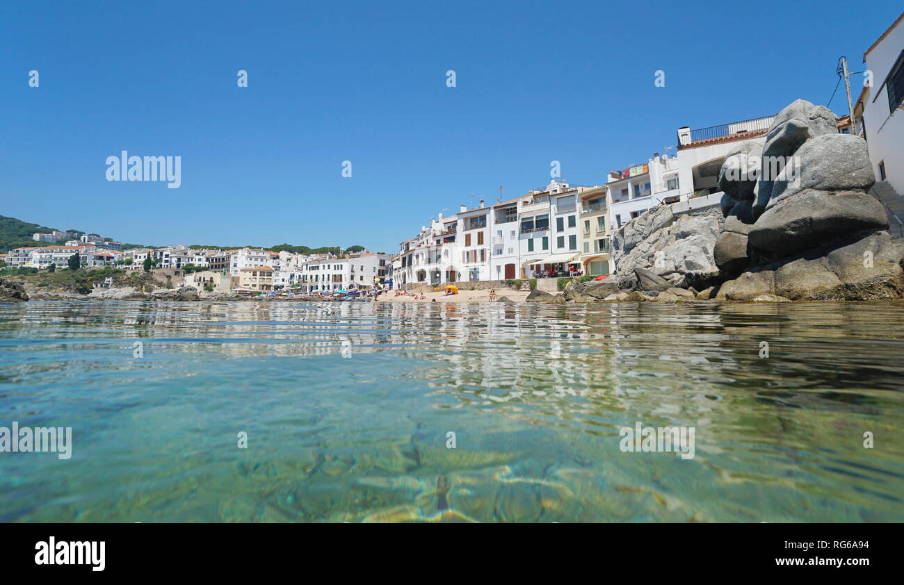 Spanien Calella de Palafrugell Küstenstadt, Mittelmeer, von der Wasseroberfläche gesehen, Katalonien, Costa Brava Stockfoto