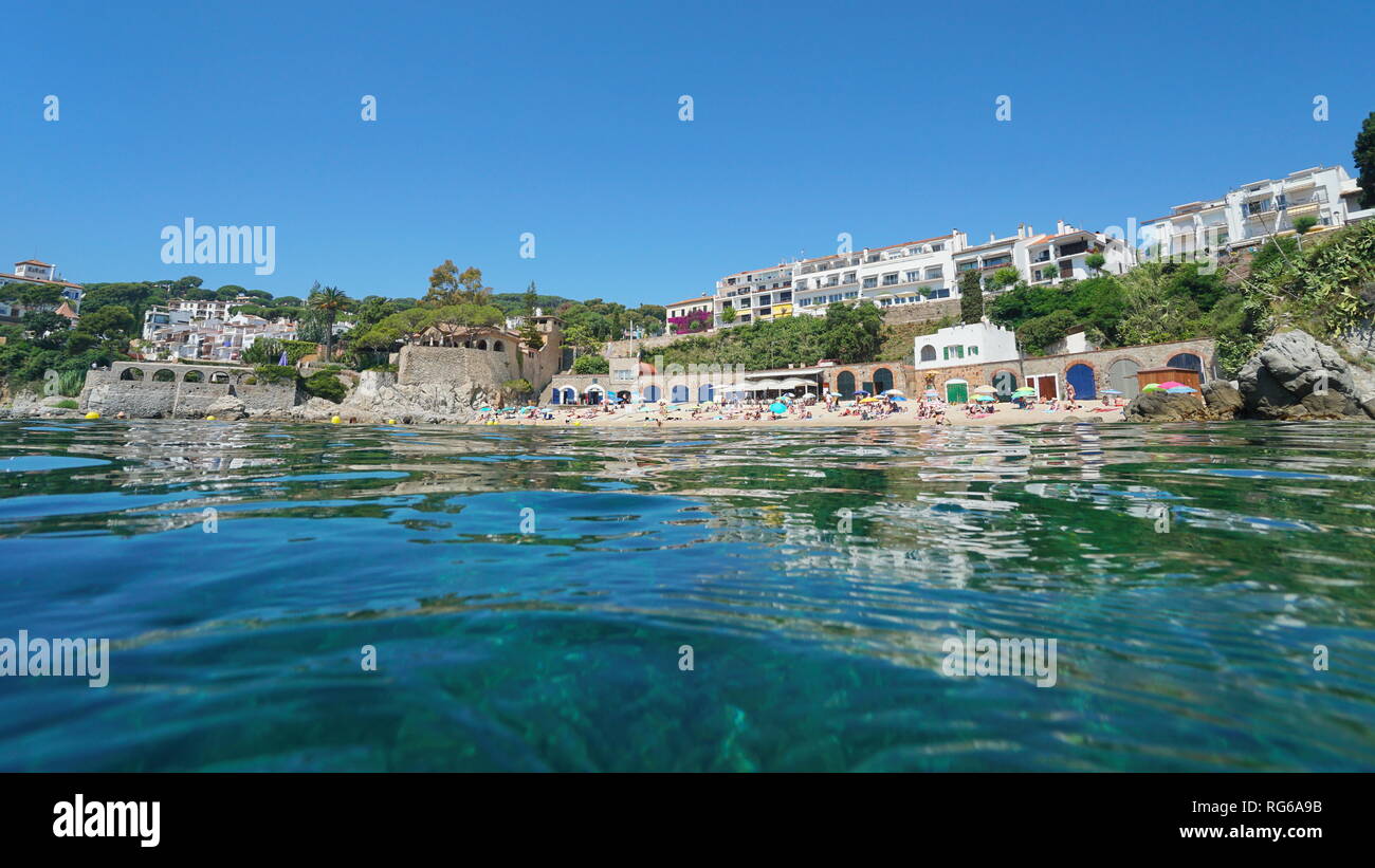 Spanien Calella de Palafrugell Küste im Sommer, Mittelmeer, vom Wasser Oberfläche gesehen, El Port Pelegri Strand, Katalonien, Costa Brava Stockfoto