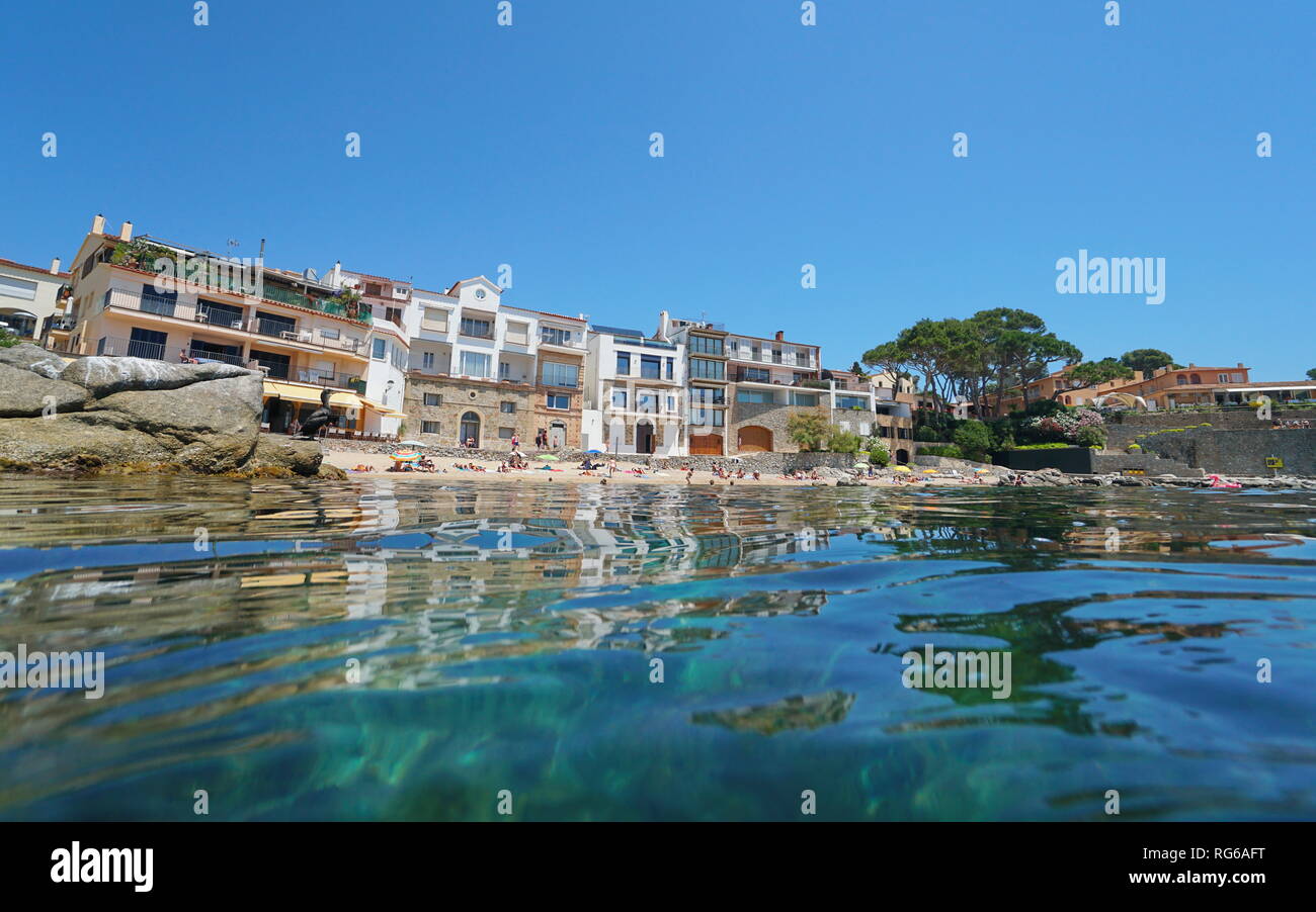 Spanien Calella de Palafrugell Dorf am Meer im Sommer, Mittelmeer, Katalonien, Costa Brava, von der Wasseroberfläche gesehen Stockfoto