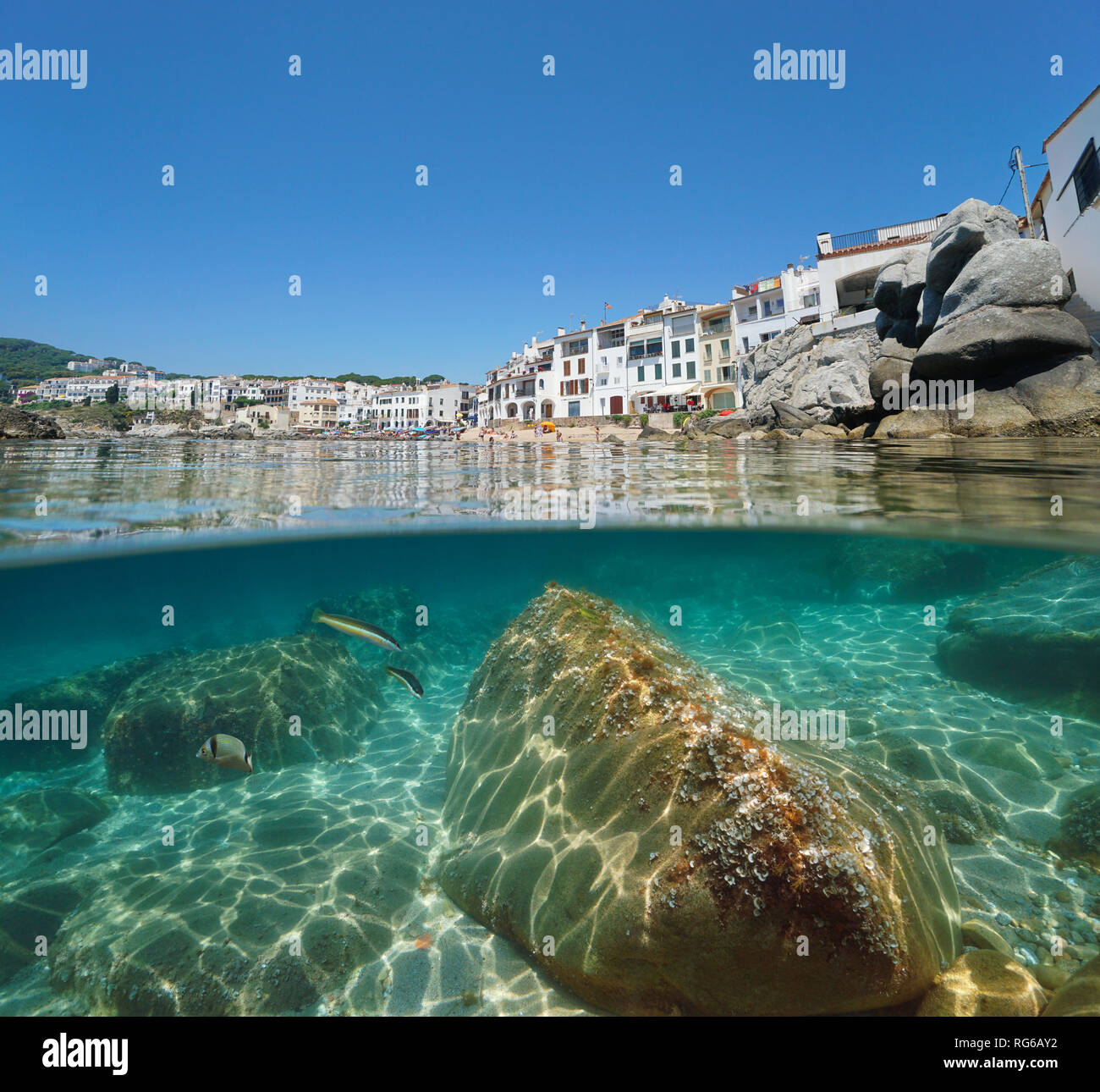 Spanien Calella de Palafrugell Dorf am Meer mit Felsen, Unterwasser, Mittelmeer, Costa Brava, Katalonien, geteilte Ansicht Hälfte über und unter Wasser Stockfoto