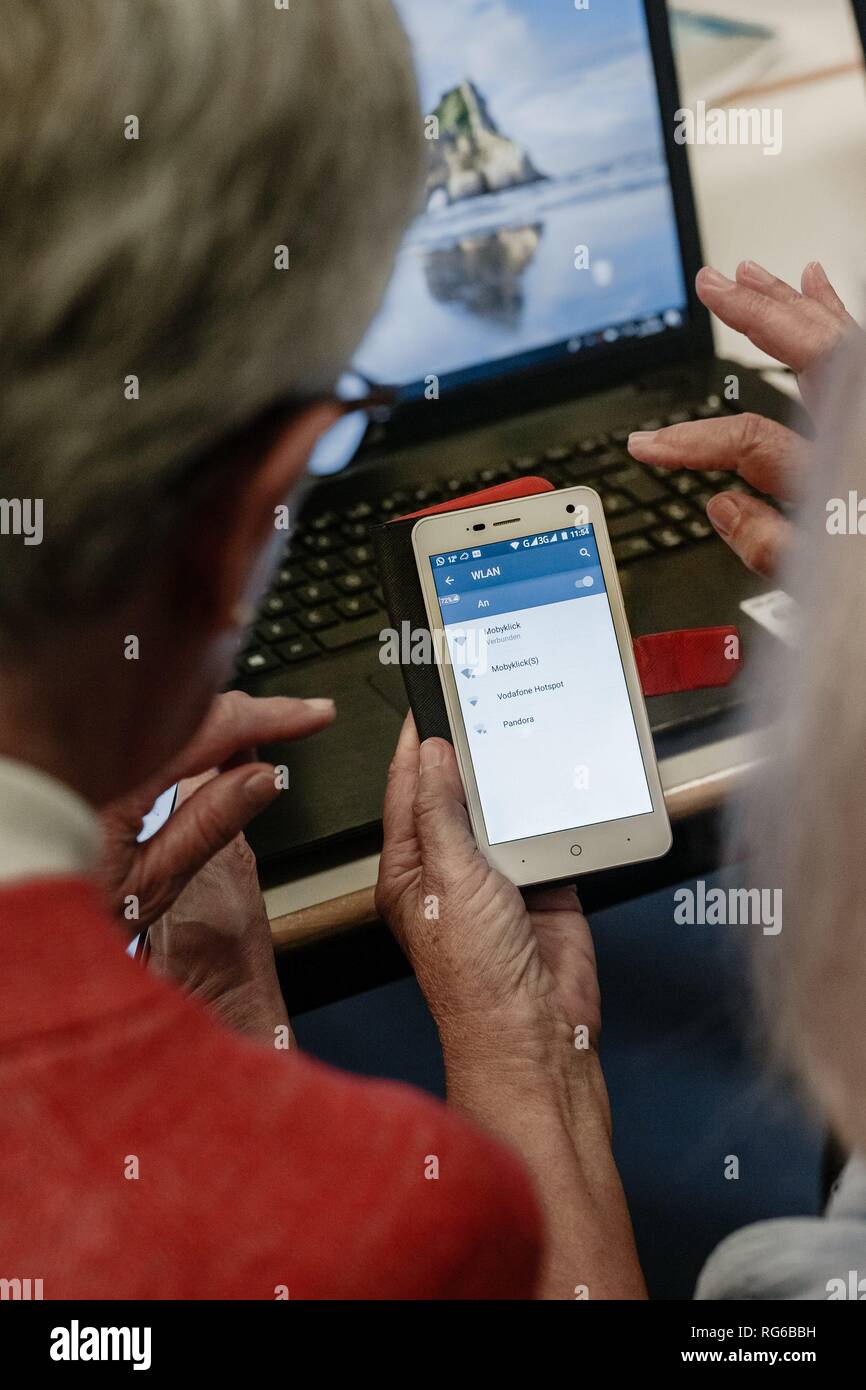 Am 23.10.2018 in Hamburg, Senioren nehmen an einem Computer Klasse an der Volkshochschule zu theoretischen und praktischen Fragen der mobilen Betrieb. | Verwendung weltweit Stockfoto