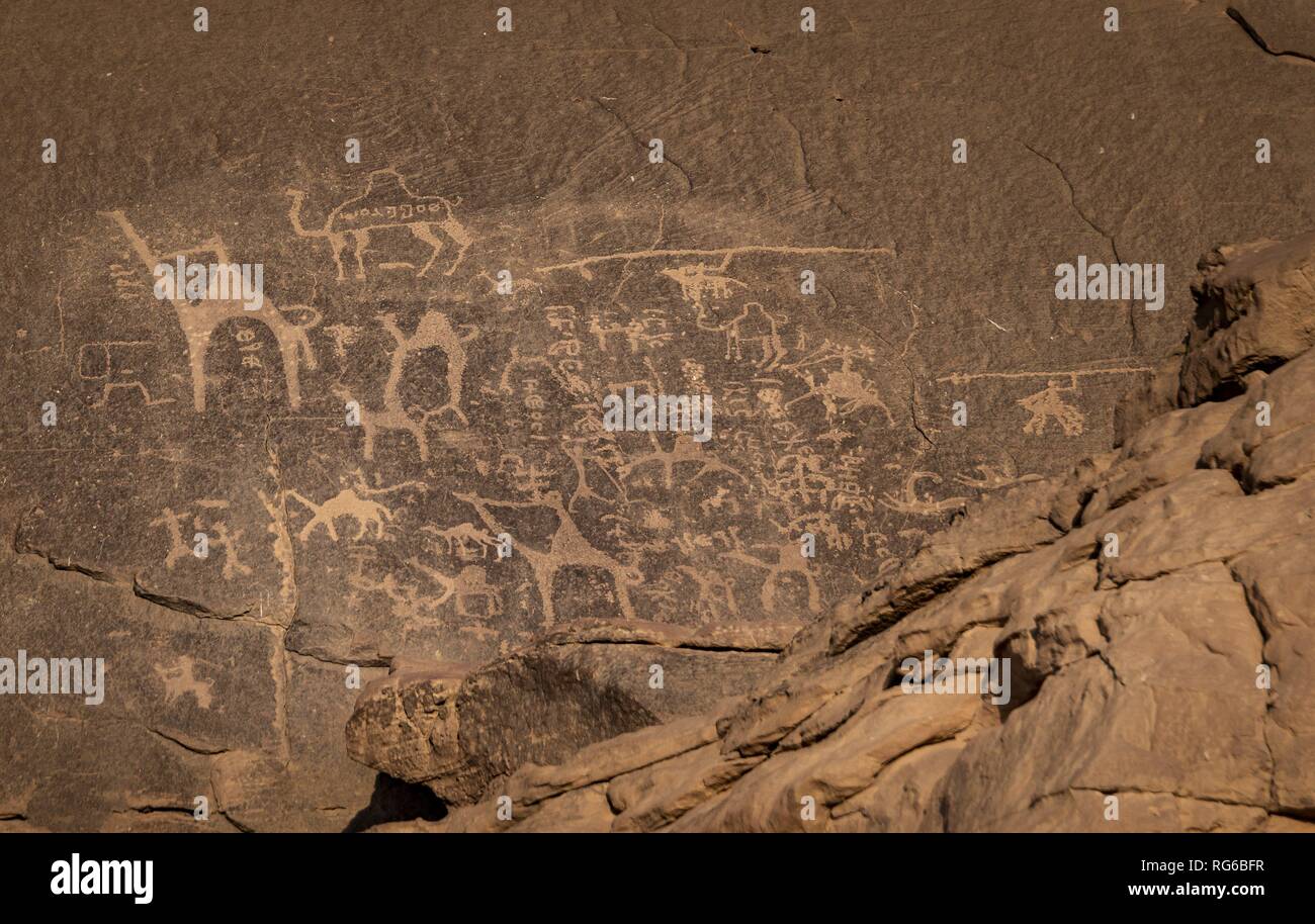 Im Wadi Rum Wüste können Sie Felszeichnungen aus prähistorischer Zeit an vielen Orten finden. Die alten Kulturen verwendet, um die Felsformationen aus Sandstein und Granit, der in die Wüste im Süden von Jordanien, für ihre Gemälde gehören. (06. November 2018) | Verwendung weltweit Stockfoto