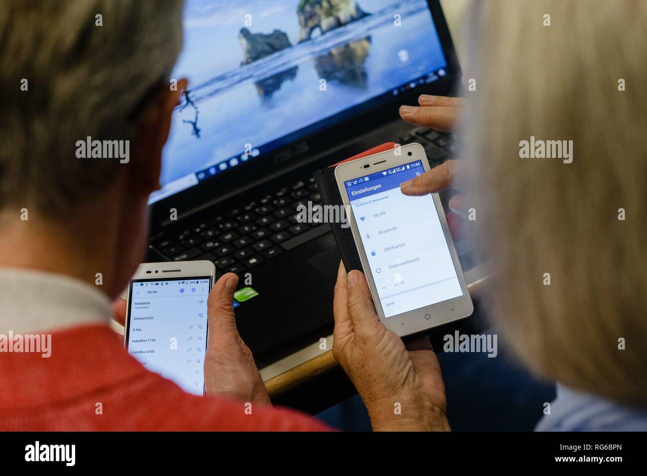 Am 23.10.2018 in Hamburg, Senioren nehmen an einem Computer Klasse an der Volkshochschule zu theoretischen und praktischen Fragen der mobilen Betrieb. | Verwendung weltweit Stockfoto