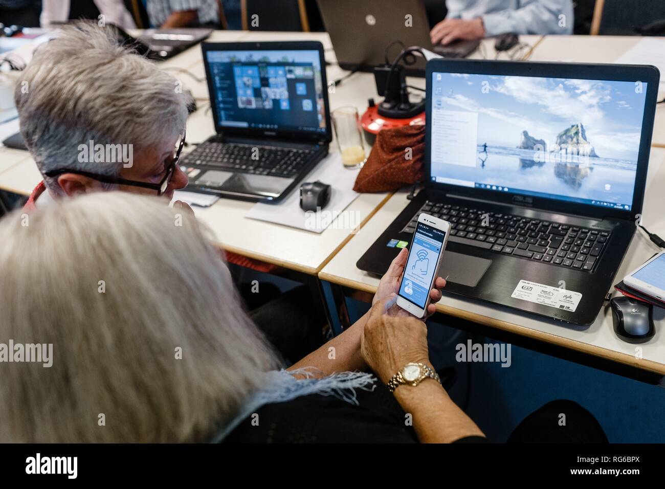 Am 23.10.2018 in Hamburg, Senioren nehmen an einem Computer Klasse an der Volkshochschule zu theoretischen und praktischen Fragen der mobilen Betrieb. | Verwendung weltweit Stockfoto