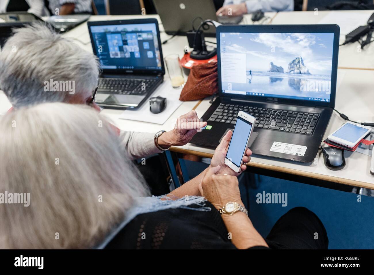 Am 23.10.2018 in Hamburg, Senioren nehmen an einem Computer Klasse an der Volkshochschule zu theoretischen und praktischen Fragen der mobilen Betrieb. | Verwendung weltweit Stockfoto