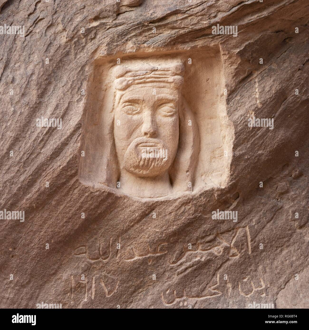 Das Portrait von Prinz Faisal von Hussein ist in einem Felsen im Wadi Rum Wüste geschnitzt. Hier die späteren Jordanischen Herrschers und der britischen Lawrence von Arabien sollen dabei bis Camp während des Arabischen Aufstandes im Ersten Weltkrieg eingestellt zu haben. (06. November 2018) | Verwendung weltweit Stockfoto