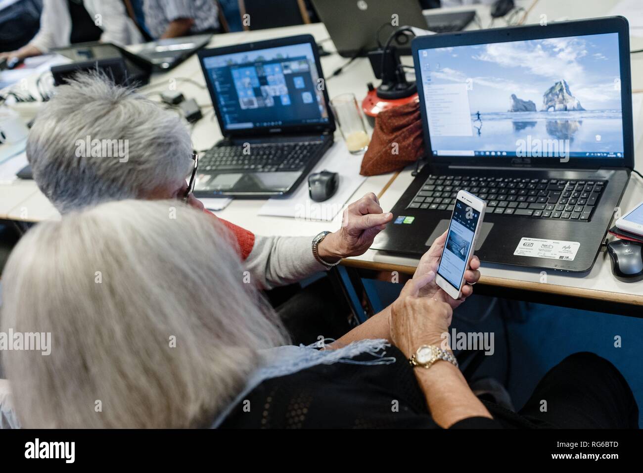 Am 23.10.2018 in Hamburg, Senioren nehmen an einem Computer Klasse an der Volkshochschule zu theoretischen und praktischen Fragen der mobilen Betrieb. | Verwendung weltweit Stockfoto