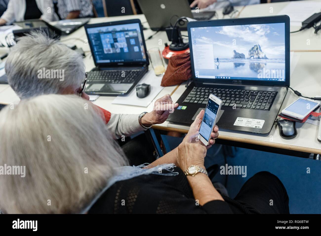 Am 23.10.2018 in Hamburg, Senioren nehmen an einem Computer Klasse an der Volkshochschule zu theoretischen und praktischen Fragen der mobilen Betrieb. | Verwendung weltweit Stockfoto
