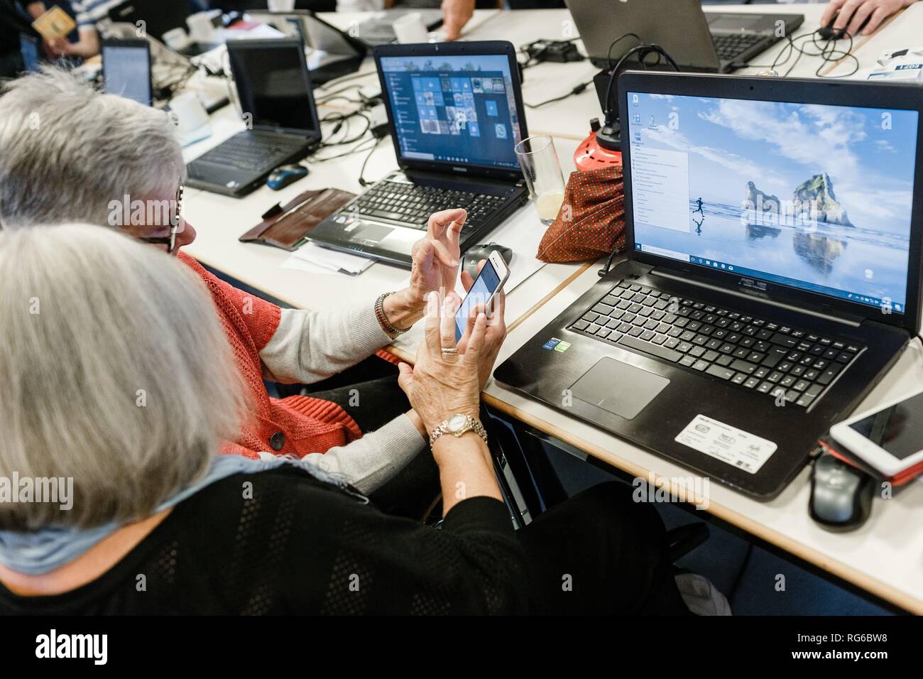 Am 23.10.2018 in Hamburg, Senioren nehmen an einem Computer Klasse an der Volkshochschule zu theoretischen und praktischen Fragen der mobilen Betrieb. | Verwendung weltweit Stockfoto