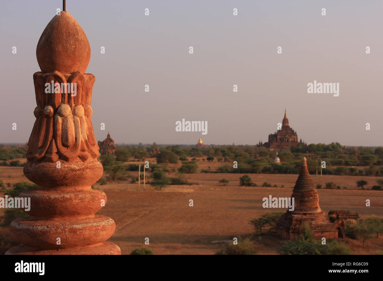 Sonnenuntergang von einem Tempel mit Blick auf die Tempel und trockene Landschaft in Bagan, Myanmar Stockfoto
