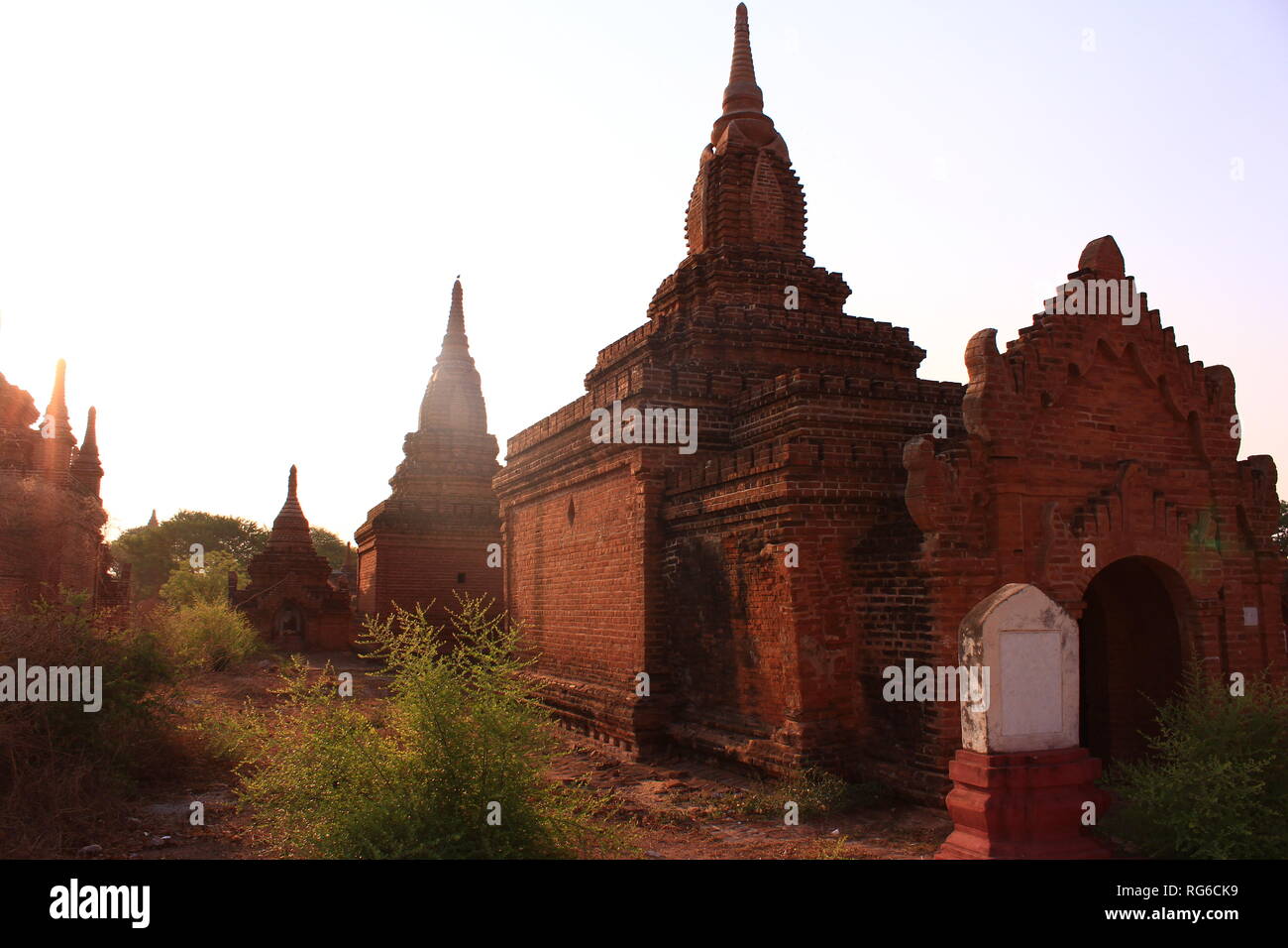 Bagan Tempel, zwischen grünen Büsche und Bäume in der heißen Sonne am ersten Morgen der Tag in Bagan, Myanmar Stockfoto