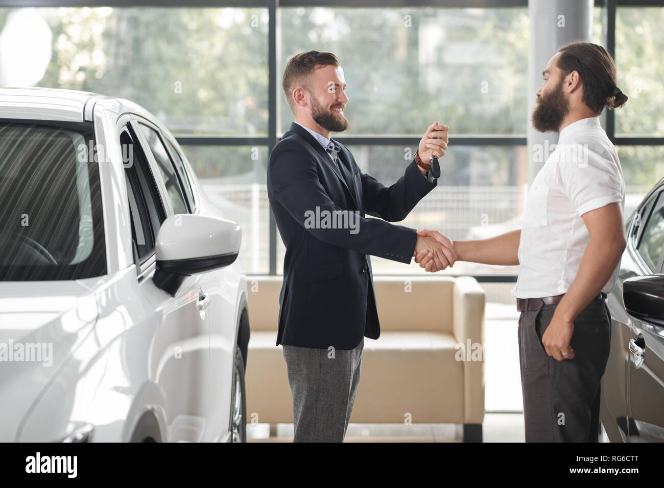 Manager von Auto Center schütteln den Schlüssel zum neuen