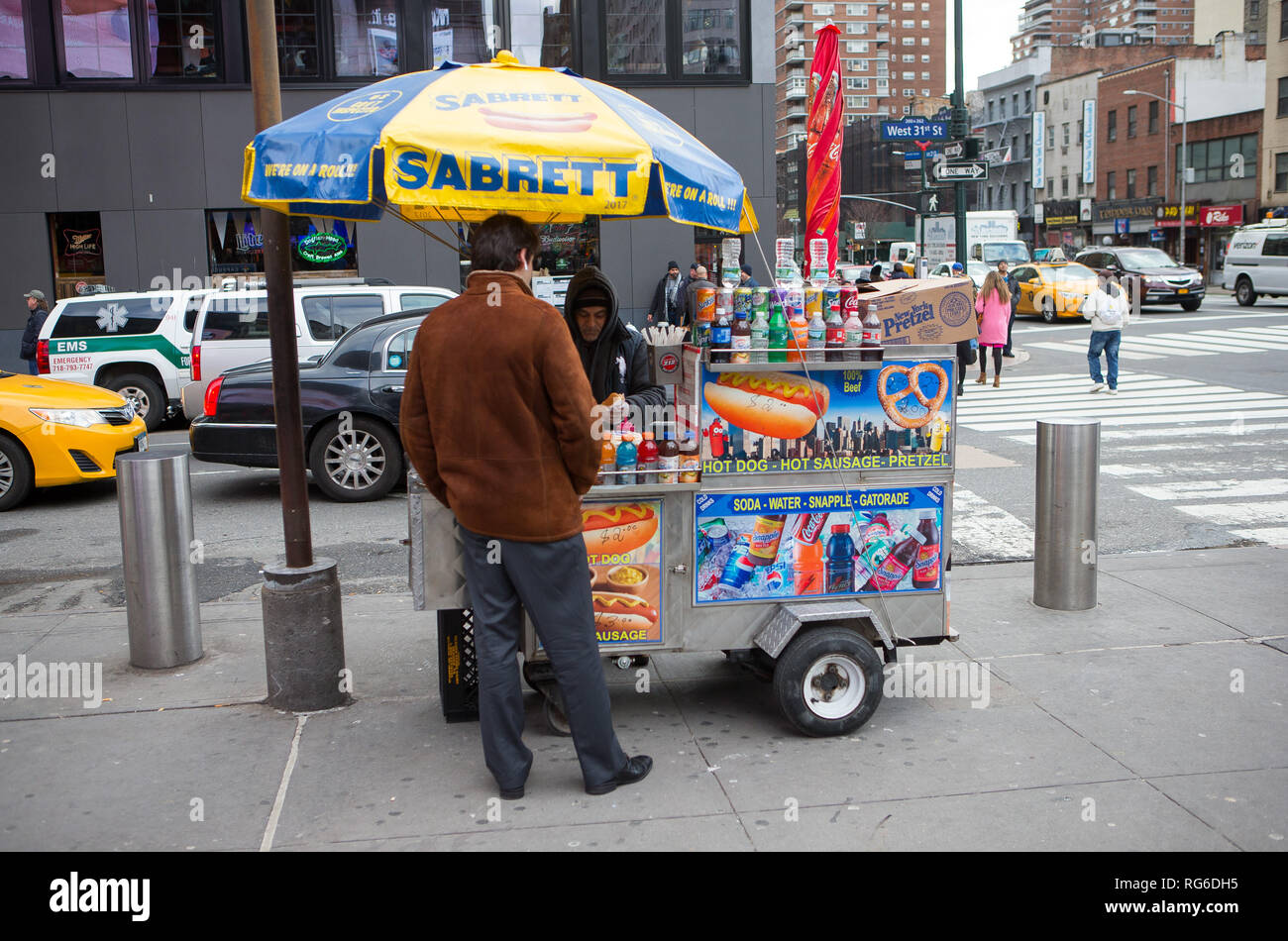 Hot Dog Stand auf der Straße in New York City, NY, USA. Stockfoto