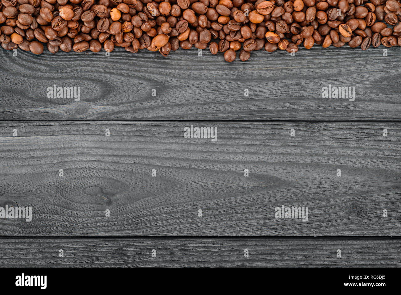 Kaffeebohnen auf Holztisch, Ansicht von oben. Kaffee Thema Template und Hintergrund mit Kopie Raum Stockfoto