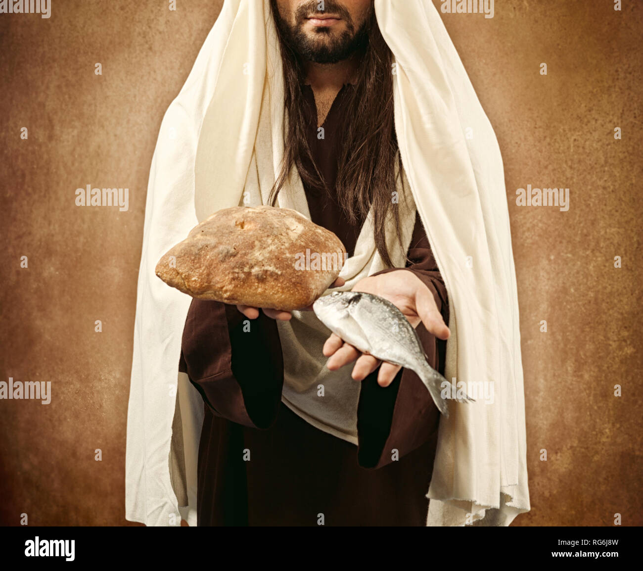 Jesus schenkt Brot und Fisch auf Beige Hintergrund Stockfoto