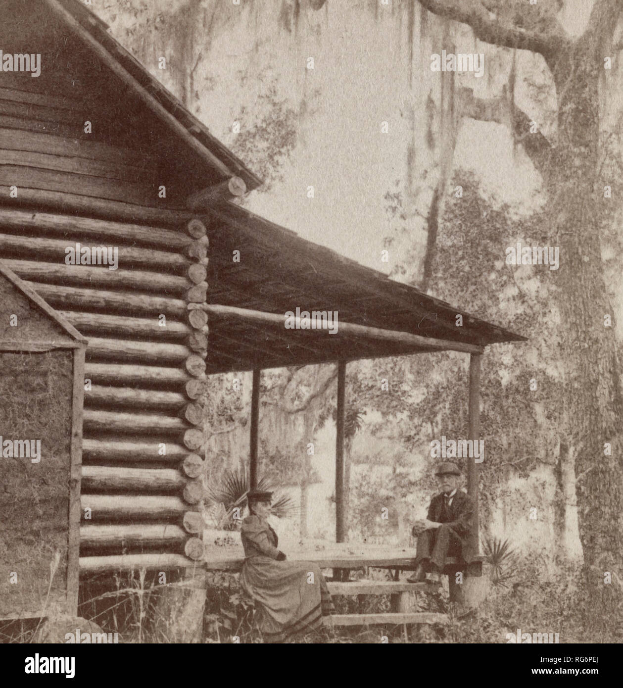 Ein Blick in die Suwanee River, Florida, USA - Mann und Frau sitzen auf Schritte der Blockhütte. 1895 Stockfoto