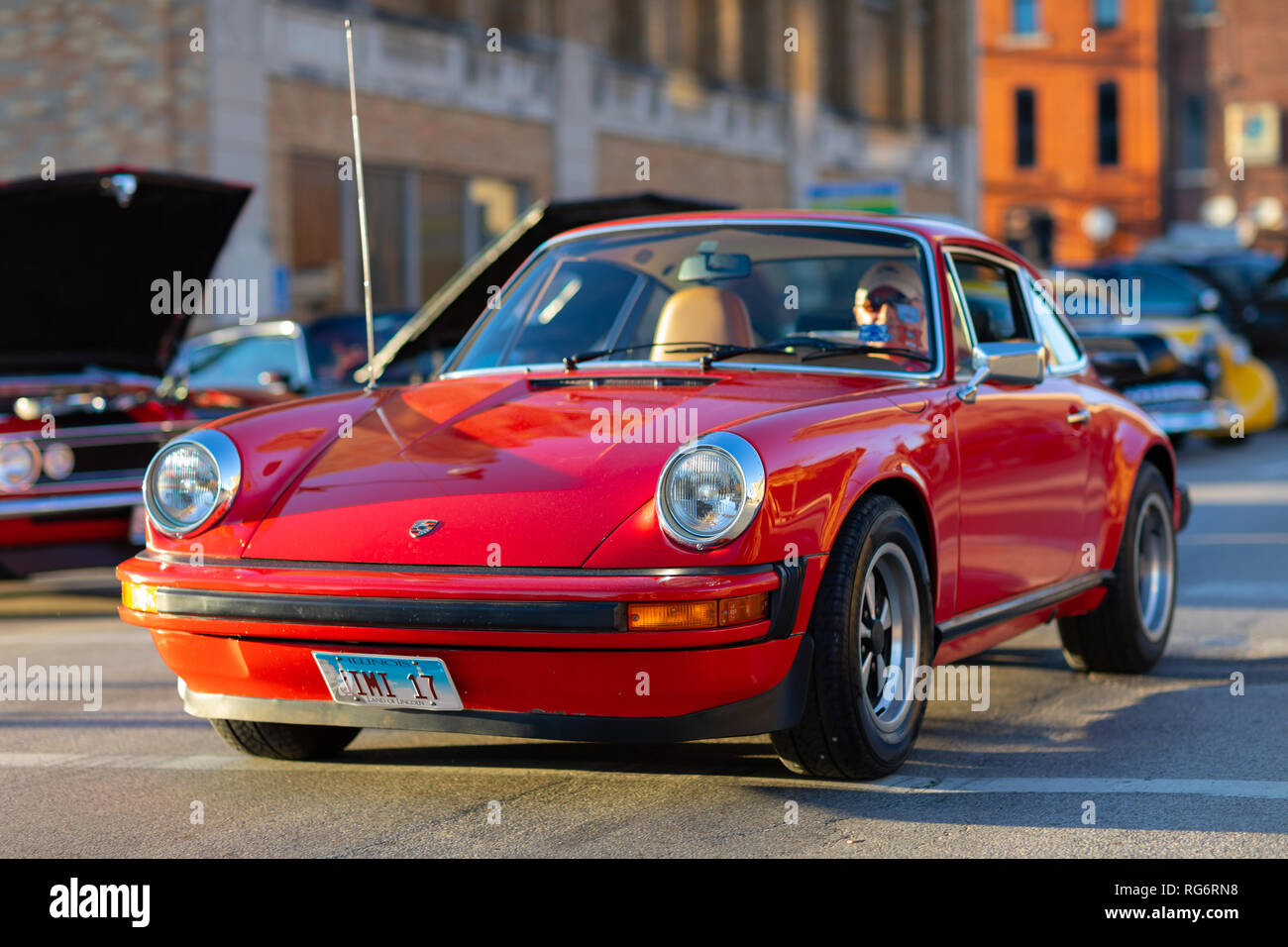 Springfield, Illinois, USA - 22. September 2018: Die Route 66 Mother road Festival, Porsche Sportwagen, die auf den Straßen der Innenstadt angetrieben Stockfoto