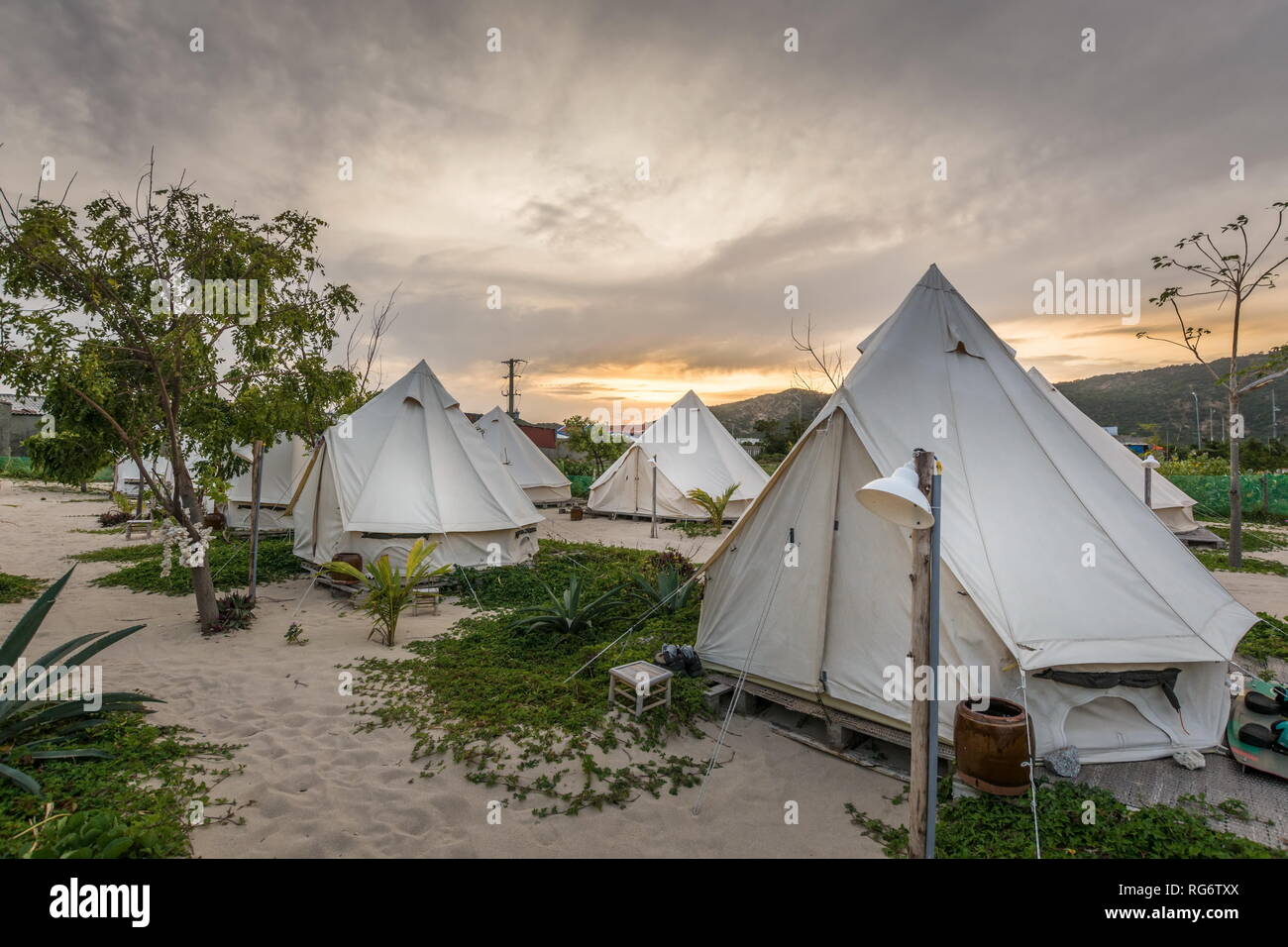 Zelte Camp Unterkunft in Phan Rang, Vietnam Surf Camping am Strand  Stockfotografie - Alamy