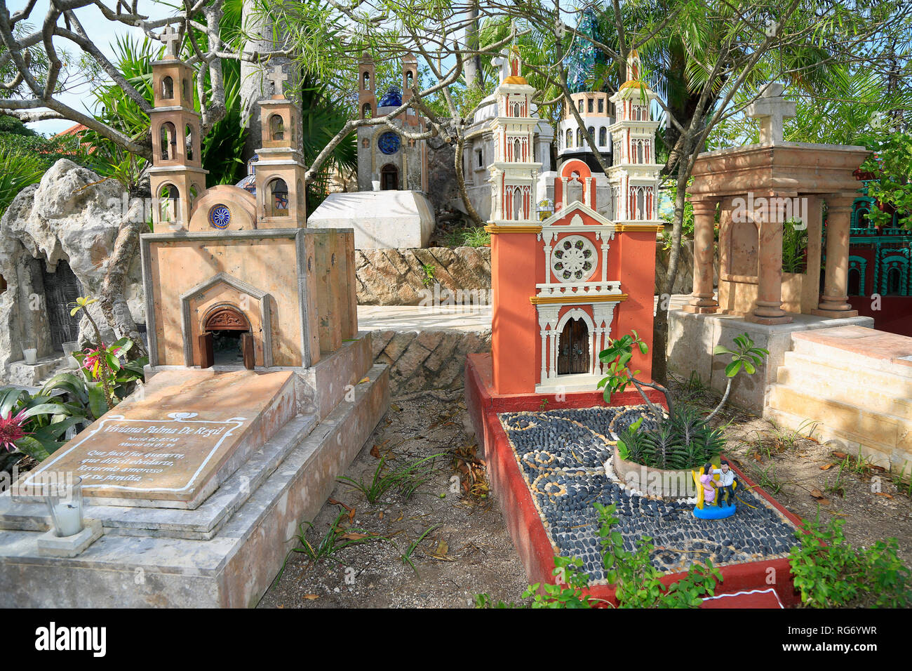 Traditionelle Friedhof Museum im Freien in der Maya Dorf, Xcaret Attraction Park. Ist ein gutes Beispiel für das Schmelzen zwischen Maya und Spanisch Einfluss Stockfoto