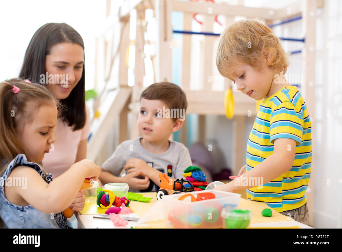 Kinder lernen bunter Salzteig in Kinderkrippe, Kindergarten oder