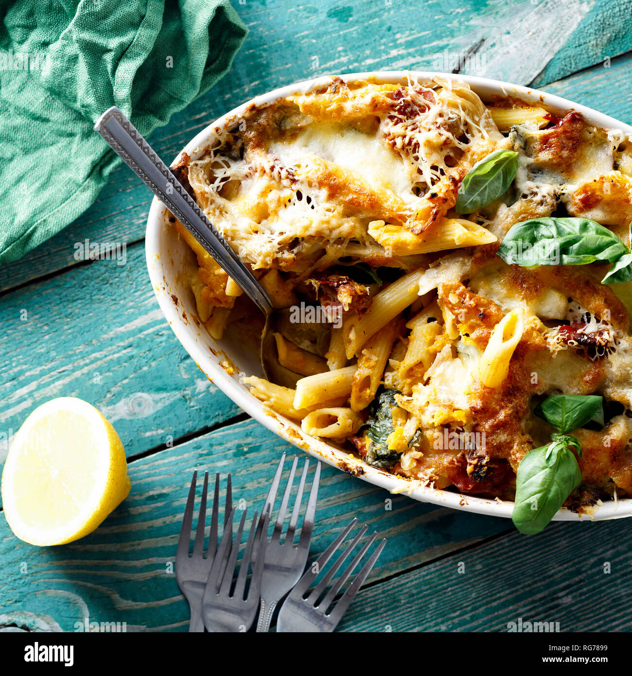 Gebackene Nudeln mit Huhn, Schinken, Mozzarella, Parmesan Ansicht von ...